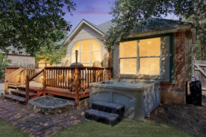 Artist Retreat at Cypress Creek - Hotub - Sleeps 9